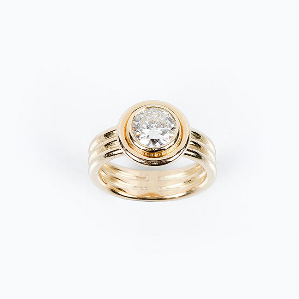 Anillo solitario en s&oacute;lida montura de oro amarillo 18 K con un limpio y blanco diamante natural, talla brillante, en chat&oacute;n