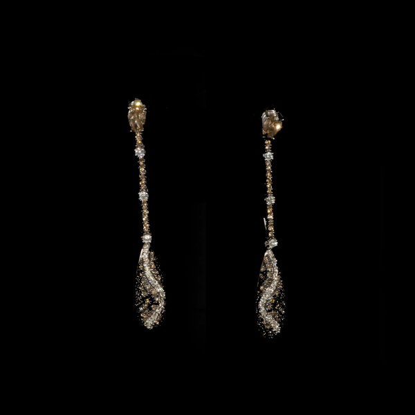 Pendientes largos en oro blanco de 18 k con diamantes talla brillante y diamantes.