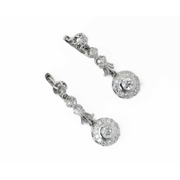 Pendientes largos vintage en oro blanco 18 K con un rosetón de diamantes, con centro de un limpio y blanco talla 'cushion' antigua y orla en talla 8/8, colgante de un centro en garars de ilusión y fila articulada de diamantes talla 'cushion' antigua