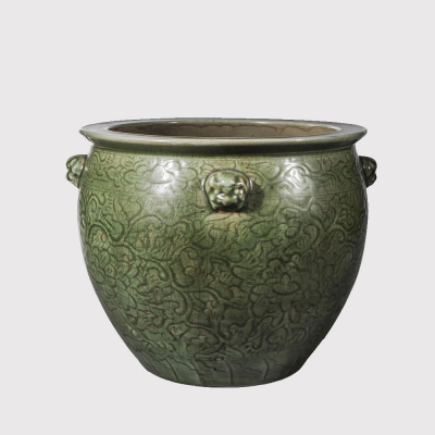 Importante jarra de gruesa porcelana Longquan con decoraci&oacute;n incisa y cuatro cabezas quim&eacute;ricas.