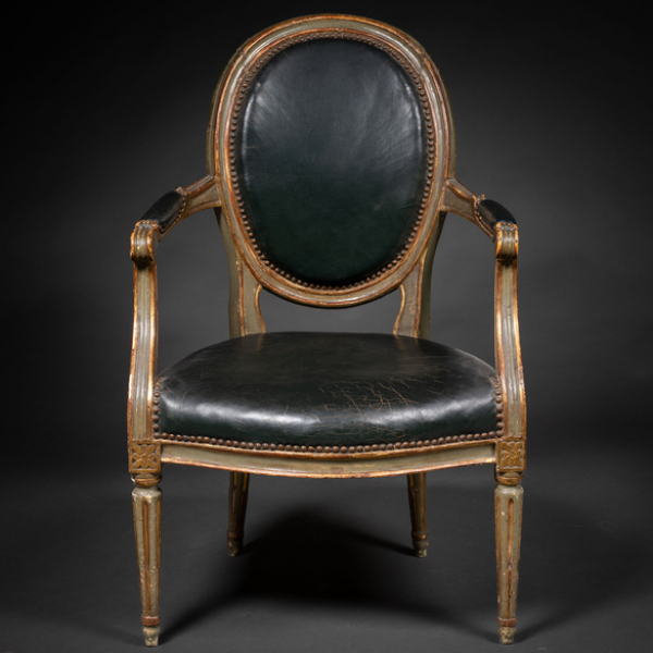 Butaca francesa estilo Luís XVI en madera pintada de color verde y dorada del siglo XIX