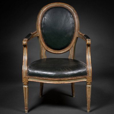 Butaca francesa estilo Luís XVI en madera pintada de color verde y dorada del siglo XIX