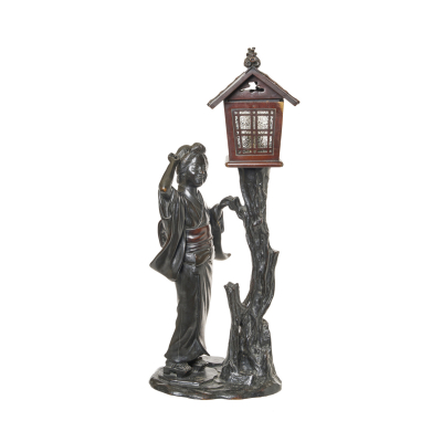 Escuela japonesa, Período Meiji, finales del s.XIX.  Geisha junto a farol. Escultura en bronce patinado.