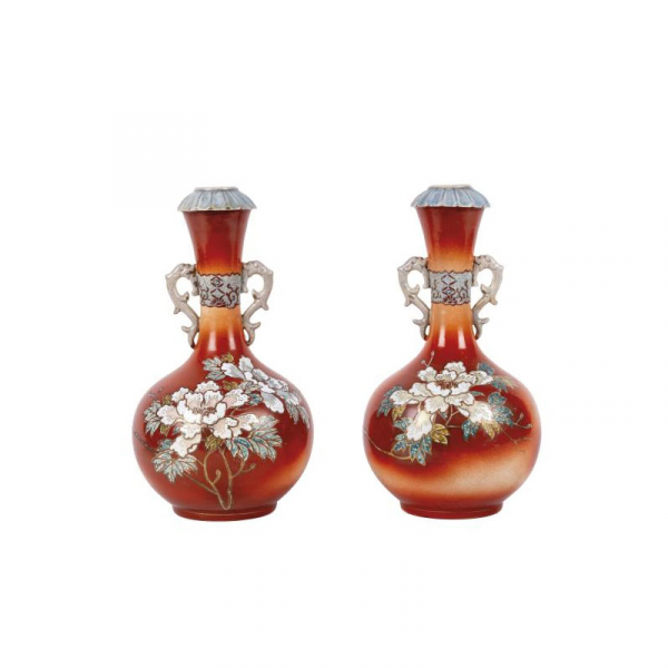 Pareja de jarrones japoneses en porcelana esmaltada y vidriada. Japón, Ff. S. XIX - Pps. S. XX.