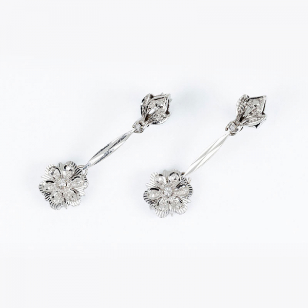 Bonitos pendientes largos vintage, en oro blanco 18 K, con hojita en decoración grabada y flor colgante 
