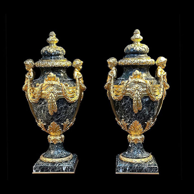 Importante Pareja de Jarrones de mármol y bronce dorado (fundición Barbedienne), Siglo XIX