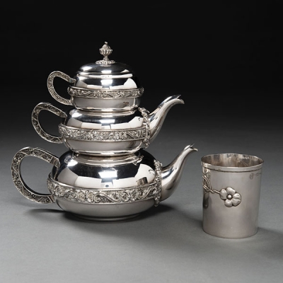 Conjunto de vaso y Juego de café o té en plata española punzonada. Siglo XX.