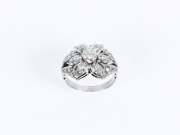 Bella sortija vintage de platino con motivo de flor con un limpio y blanco brillante central orlado de limpios y blancos diamantes, talla 8/8