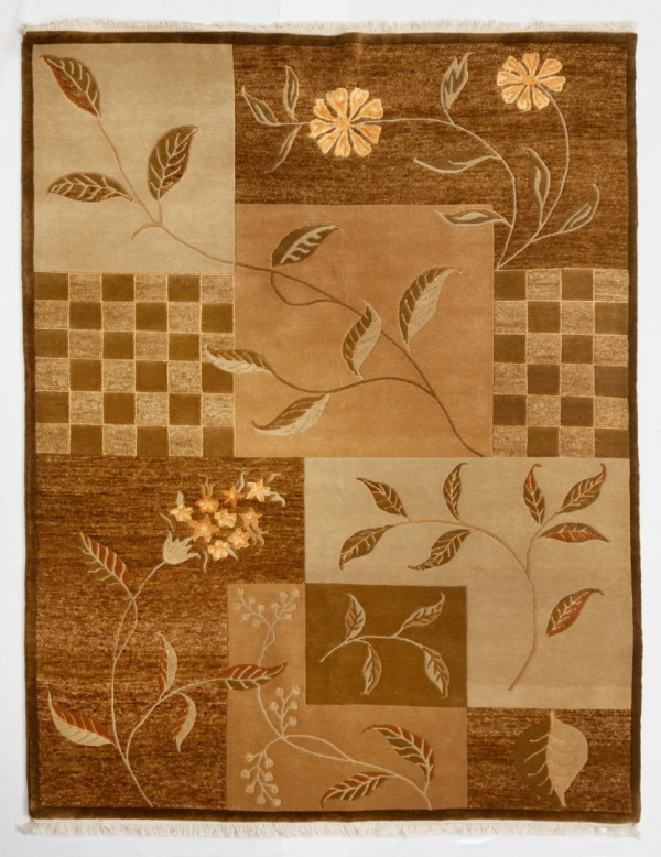 Alfombra de lana con decoración vegetal, geométrica y flores en tonos beiges, calderas y verdes. Indonepal.  Época: S. XX