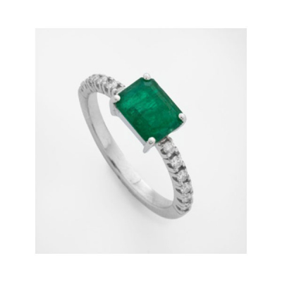 Sortija en oro blanco con esmeralda central y diamantes talla brillante a cada lado, con un peso total de 0,15 cts.aprox.