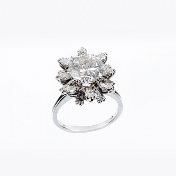 Bella sortija vintage en platino con un limpio y blanco diamante natural central, talla brillante 