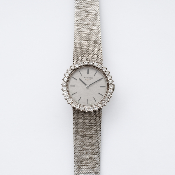 LONGINES. Reloj de pulsera para se&ntilde;ora en oro blanco y bisel de diamantes talla brillante. 