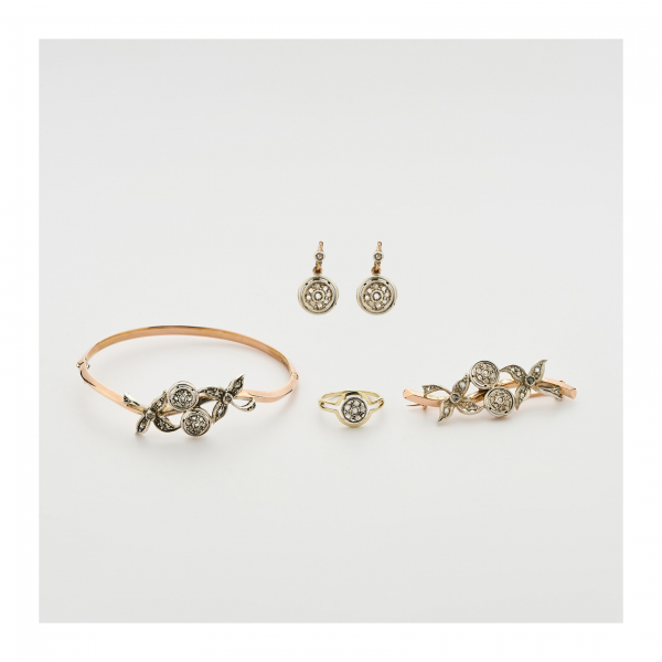 Juego de pulsera esclava, broche, pendientes y sortija estilo isabelino en oro 9K y vistas en plata con círculos y flores de diamantes talla rosa.