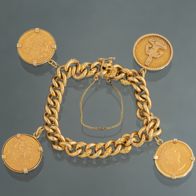 Pulsera de calabrote en oro amarillo de 18kt con tres monedas y una medalla como colgantes.