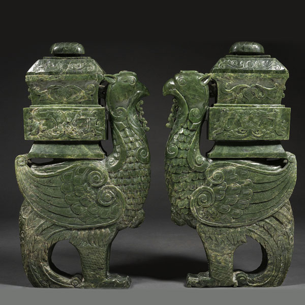 Importante pareja de Jarrones Chinos en forma de animales alados en jade verde. Siglo XX