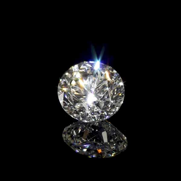 Diamante natural talla brillante redonda (brilliant cut), con un peso de 2.01 ct, color blanco