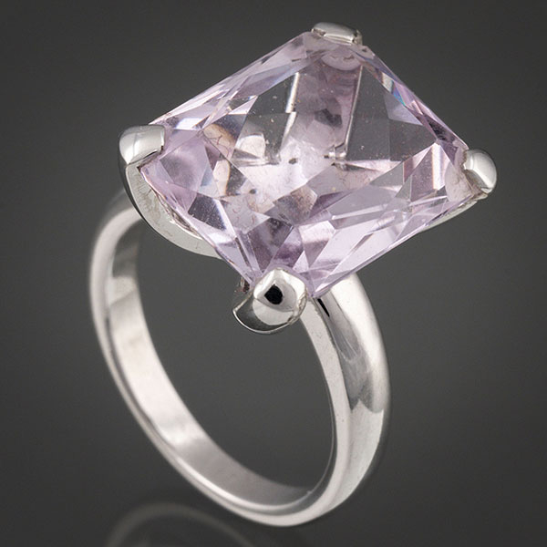 Anillo en oro amarillo de 18kt con piedra lunar orlada de brillantes.