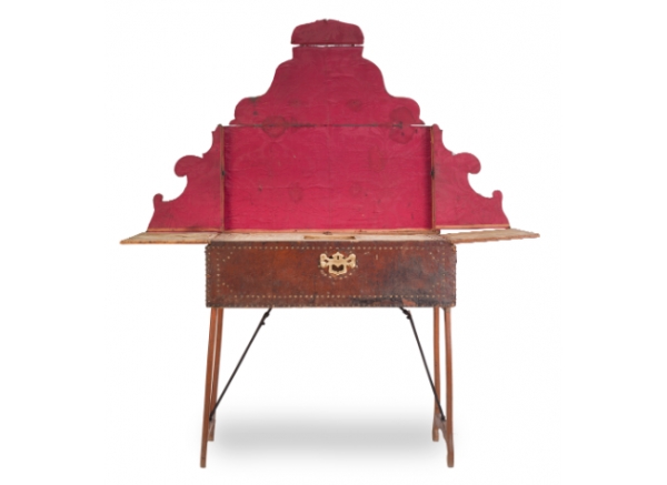 Altar de campaña con alma de madera encorada, tachonada y tela.  Trabajo español, S. XVIII. 