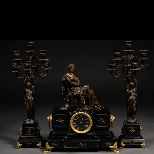 Conjunto de reloj de mesa con dos candelabros en bronce? o metal y detalles dorados.