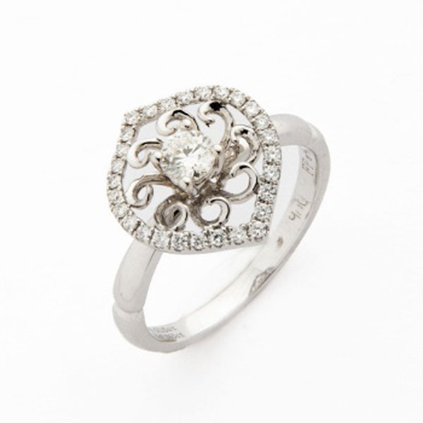 Sortija en oro blanco con diamante central de 0,20 cts. aprox y diamantes talla brillante