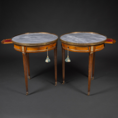 Pareja de gueridones estilo Luís XVI en madera de caoba con aplicaciones en bronce del siglo XX.