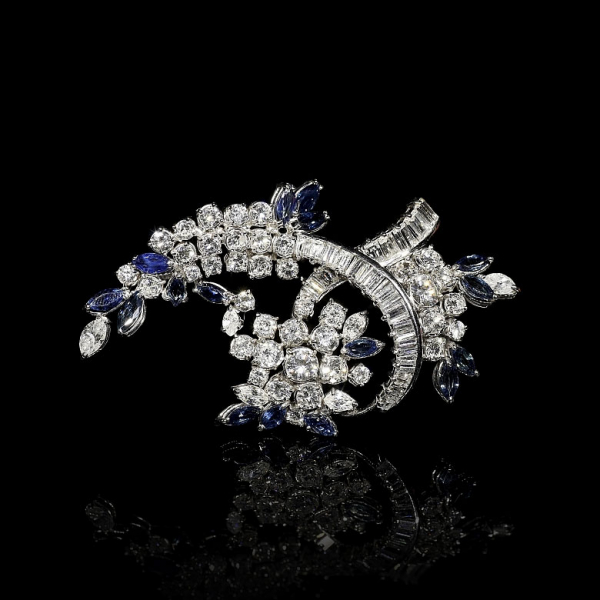 Broche de diseño floral con zafiros y diamantes en oro blanco de 18 kt. 