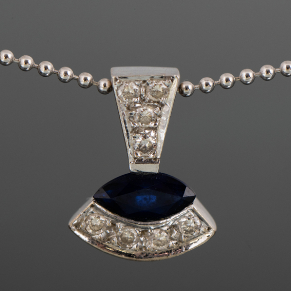 Gargantilla en oro blanco de 18kt en forma de bolas con colgante de brillantes y zafiro talla marquise.