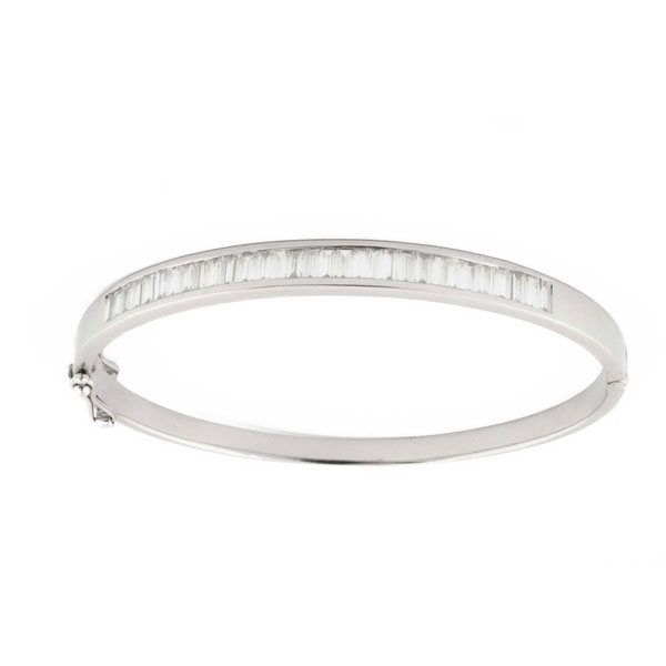 Brazalete esclavo en sólida montura de oro blanco 18 K, decorado con una banda de limpios y blancos diamantes, talla baguette