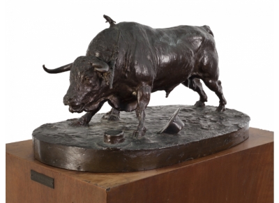 Mariano Benlliure (1862-1947).  Toro con estocada.  Escultura en bronce